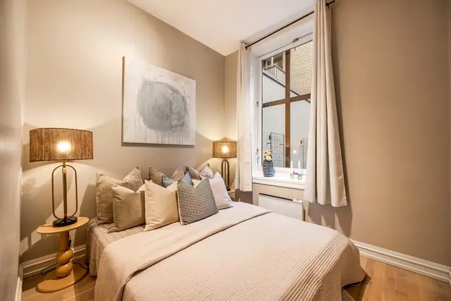 Hovedsoverommet er romslig og har god plass til dobbeltseng, nattbord og garderobe.