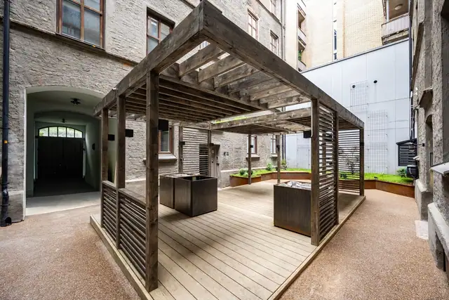 Nyoppført og stor pergola i bakgården.