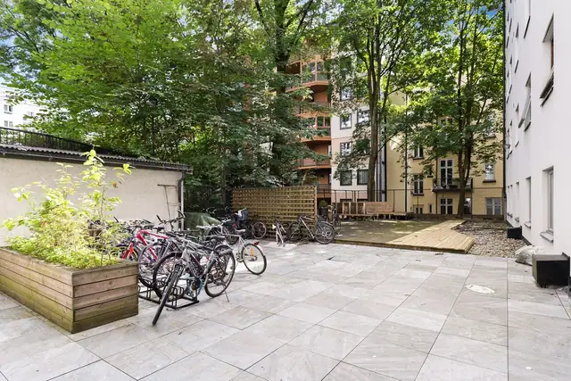 I bakgården er det en platting, et perfekt sted å nyte godt selskap. Her er det også sykkelparkering.
