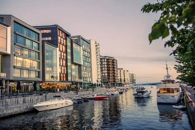 Videre er det 5 minutter å gå til det yrende bylivet på Aker Brygge og badeplass på Tjuvholmen.