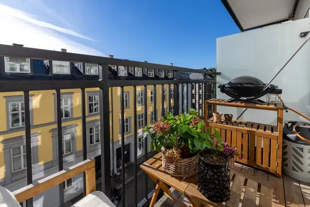 Fra stuen er det utgang til en herlig balkong på 3 kvm, med sol fra morgen til kveld på sommerstid. Her får man solen inn gjennom hele vinteren og!