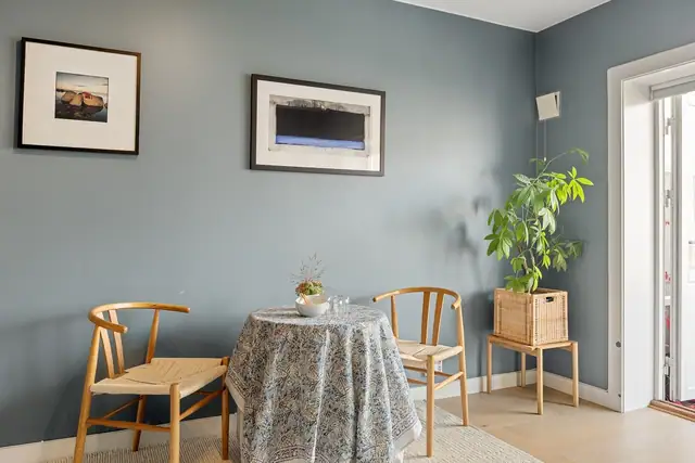 Rommet byr også på en naturlig plass til spisebord, perfekt for hyggelige måltider med venner og familie.