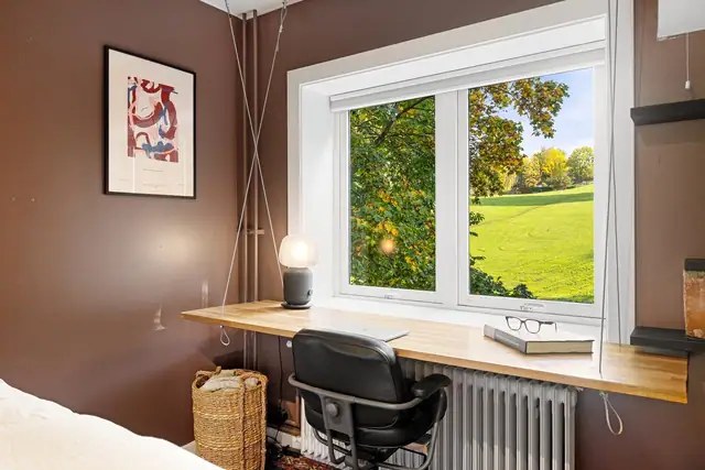 Soverommet vender ut mot rolige og grønne omgivelser, noe som gir en fredelig atmosfære og gode rammer for en god natts søvn.