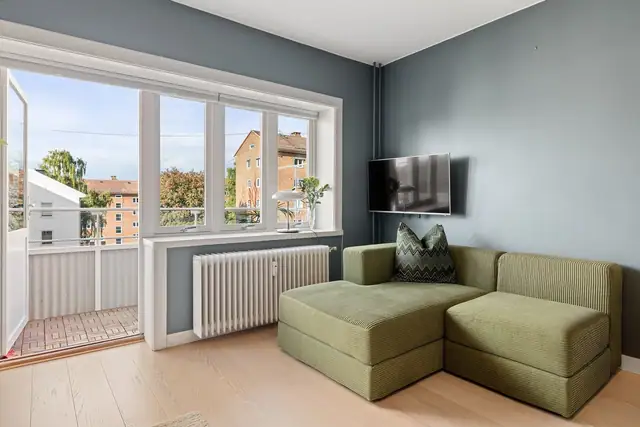 Her er det god plass til en sofa og tilhørende møblement.