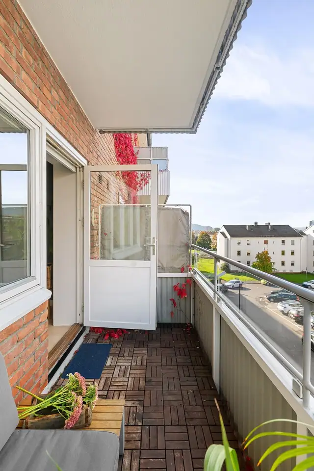 Balkongen fungerer som en fin forlengelse av stuen og gir ekstra oppholdsareal på varmere dager.