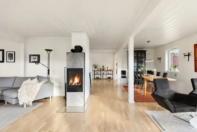 I dette sosiale rommet er det god plass til både venner og familie på besøk.