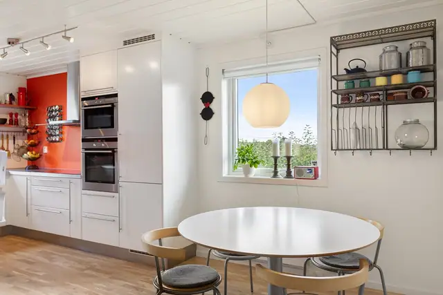 Det er plass til spisebord på kjøkkenet.