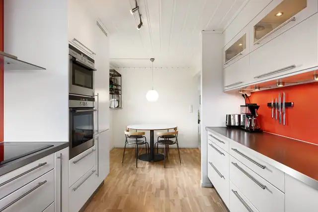 På kjøkkenet er det godt med lagringsplass i benkeskap, høyskap og skuffer.