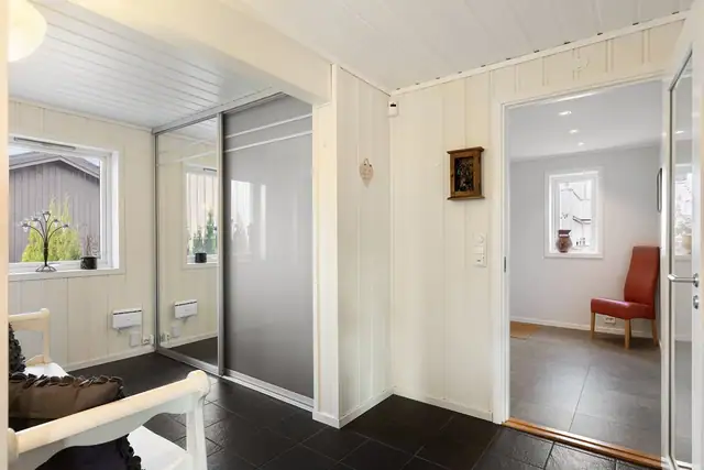 Gangen er romslig, og det er god plass til oppbevaring av yttertøy og sko i stort garderobeskap samt plass til knagger og skohylle.