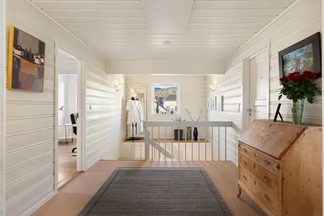 Boligen har en svært barnevennlig planløsning med fire soverom og bad på samme plan.