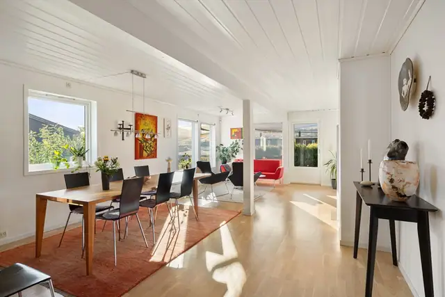 1. etasje inneholder gang, stue, kjøkken, toalettrom og vaskerom.