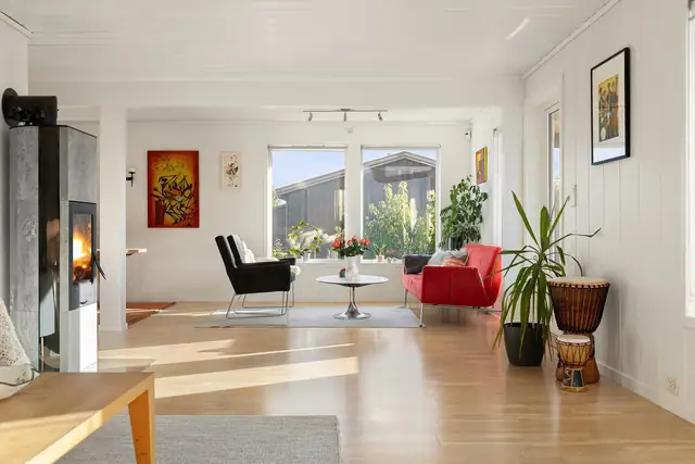 Stuen er i dag innredet med spisestue i den ene delen og dagligstue i den andre delen.