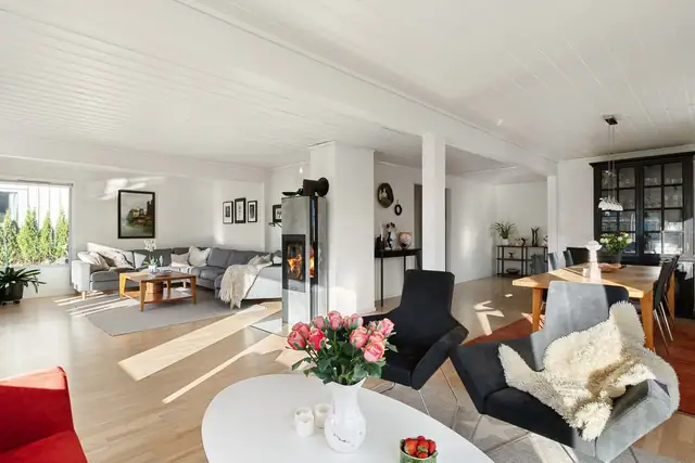 Planløsningen i rommet er svært god og stuen innredes enkelt etter eget ønske.